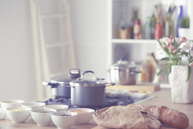 Kuchnia domowa z garnkami